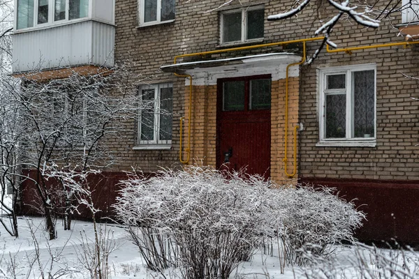 Bir apartmanın girişi. Moskova 'da kış eski moda avlu.  