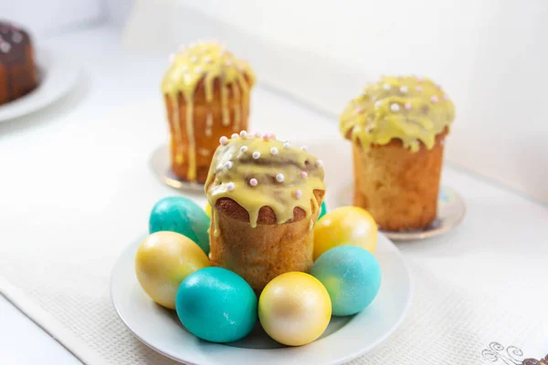 Paskalya pastası ve yumurta. Bahar sezonu. Ortodoks geleneği. Seçici odak.