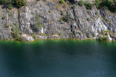 Mermer ocağındaki kristal berrak suyla birlikte yeşil göl. Rocky Dağları manzarası. 