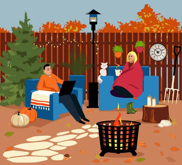 秋天的时候 情侣们坐在自家后院靠近篝火的舒适的椅子上 四周都是季节性的装饰品 Eps 8的病媒图解 — 图库矢量图片