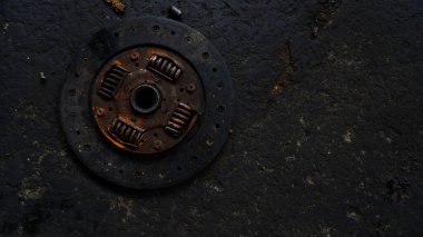 Kirli ve hasarlı bir araba parçası yağ kalıntılarıyla kaplı. Kirli, aşınmış ve otomotiv bakım ortamını gösteren yakın plan ayrıntılar