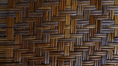 Ahşap bir sandalyede doğal kahverengi renkte el dokuması kumaşın yakın plan ayrıntıları. Arka plan, doku, yüzey, iç tasarım ve sanatla ilgili görsel projeler için uygun doğal mobilya materyali