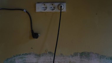 Siyah duvarlı elektrik prizi