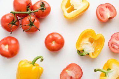 Beyaz arka planda sebzeler, biberli domatesler 