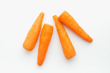 Beyaz arka planda havuç, soyulmuş havuç. 