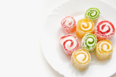 Doğulu tatlılar, beyaz arka planda Türk lokumu, tabakta tatlılar 