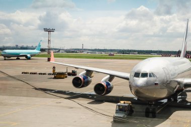 Uçak havaalanında, uçak pistte.