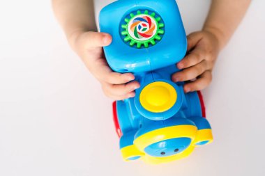 Çocuk elinde oyuncak, çocuk treni 