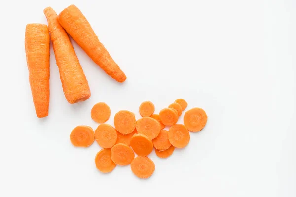 Beyaz arka planda soyulmuş havuç, doğranmış havuç. 