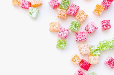 Beyaz arka planda Türk sevinci, doğulu tatlılar, beyaz arka planda tatlılar 