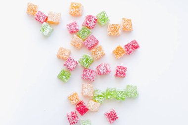 Beyaz arka planda Türk sevinci, doğulu tatlılar, beyaz arka planda tatlılar 