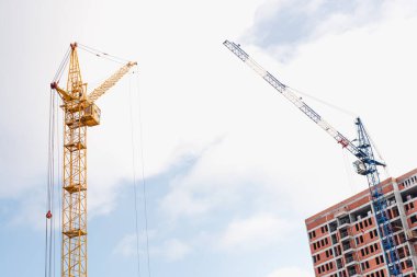 Kırmızı tuğla ev, inşaat halindeki ev, inşaat alanı, yüksek bina.