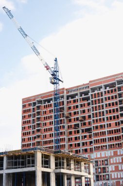 Kırmızı tuğla ev, inşaat halindeki ev, inşaat alanı, yüksek bina.