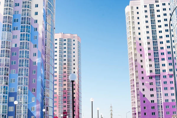 Renkli binaların pencereleri, renkli yeni binalar, konut alanları, çok katlı binalar.