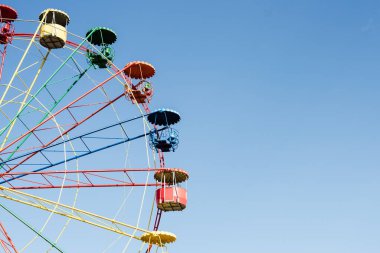 Dönme dolap, parkta gezinti. 