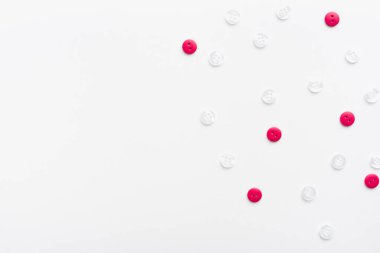 Beyaz arkaplandaki düğmeler, renkli düğmeler, dikiş aksesuarları 