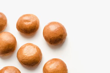 Beyaz tabakta yağsız çörekler, beyaz tabakta çörekler, yuvarlak çörekler. 