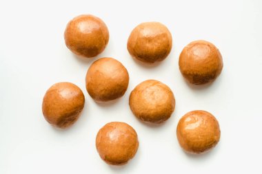 Beyaz tabakta yağsız çörekler, beyaz tabakta çörekler, yuvarlak çörekler. 