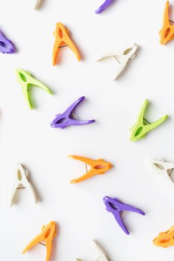 Beyaz arkaplanda mandallar, renkli mandallar, renkli arkaplan