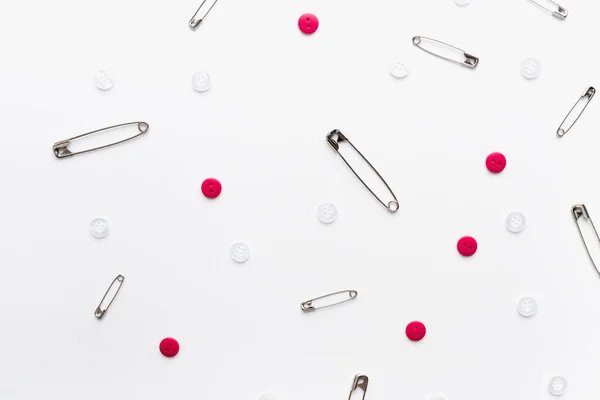 Beyaz arkaplanda renkli düğmeler, dikiş aksesuarları 