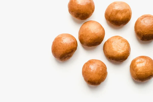 Beyaz tabakta yağsız çörekler, beyaz tabakta çörekler, yuvarlak çörekler. 