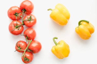 Beyaz tabakta sebzeler, beyaz tabakta domatesler, domatesli sarı biberler 