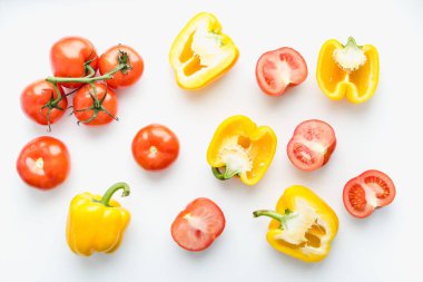 Beyaz tabakta sebzeler, beyaz tabakta domatesler, beyaz tabakta biberler. 