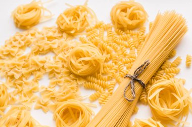 Beyaz tabakta makarna, beyaz tabakta pişmiş spagetti değil, çiğ makarna, makarna yuvası. 