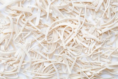 Beyaz tabakta ev yapımı erişte, ev yapımı erişte. 