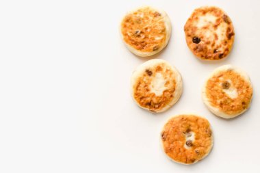 Beyaz tabakta peynirli kekler, beyaz tabakta hamur işleri. 