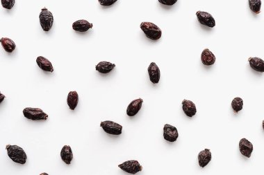 Beyaz arka planda kurumuş gül kalçalar, gül kalçalar. 