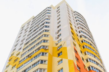 Sarı yüksek bina, çok katlı bina, konut binası. 