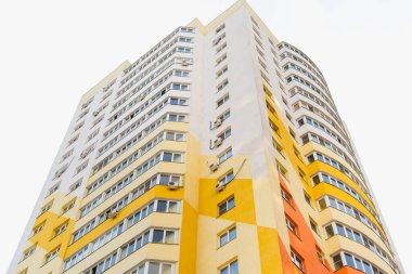 Sarı yüksek bina, çok katlı bina, konut binası. 