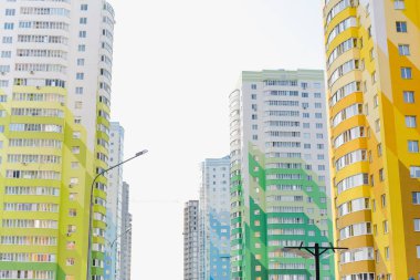 renkli yüksek binalar, parlak evler, konut binaları 