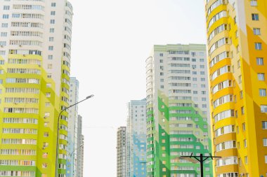 renkli yüksek binalar, parlak evler, konut binaları 