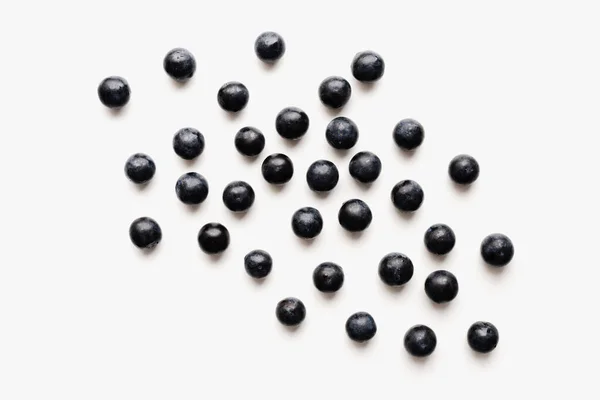 Beyaz arkaplanda yaban eriği, beyaz arkaplanda siyah diken 