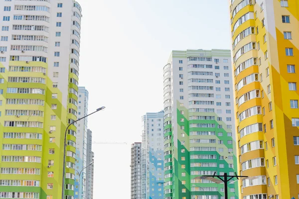 renkli yüksek binalar, parlak evler, konut binaları 