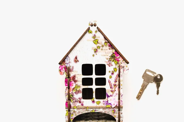 Gayrimenkul işlemleri, daire satın alma, beyaz arka planda ev, ipotek, aile sermayesi