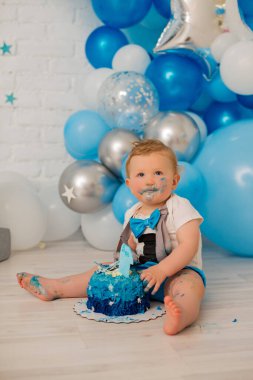 İlk yiyen çocuk pastayı ezer.