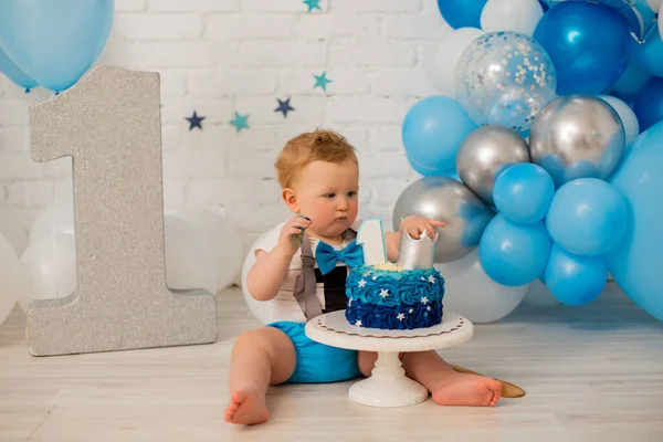 Menino Comendo Primeiro Esmagamento Bolo — Fotografia de Stock