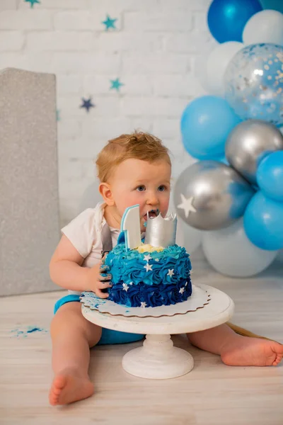 Menino Comendo Primeiro Esmagamento Bolo — Fotografia de Stock