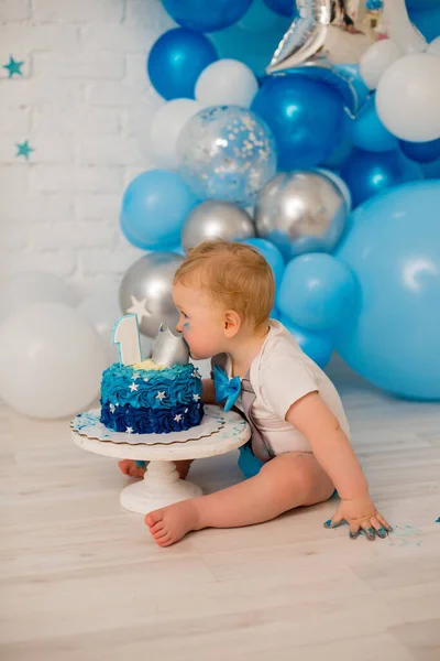 Menino Comendo Primeiro Esmagamento Bolo — Fotografia de Stock