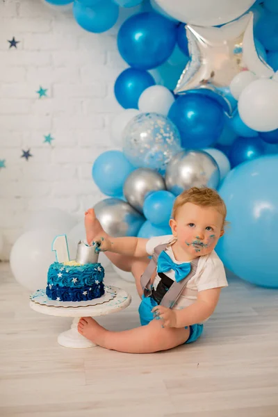 Menino Comendo Primeiro Esmagamento Bolo — Fotografia de Stock