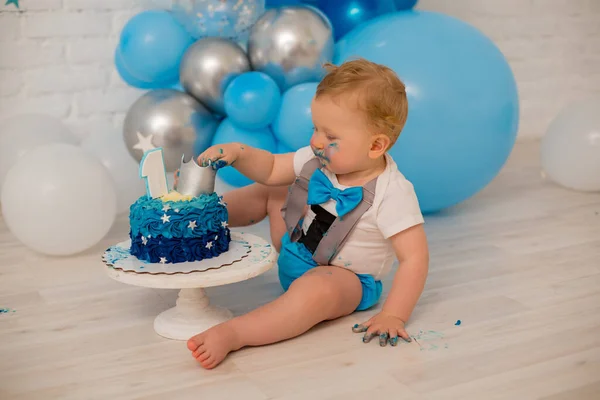 Menino Comendo Primeiro Esmagamento Bolo — Fotografia de Stock