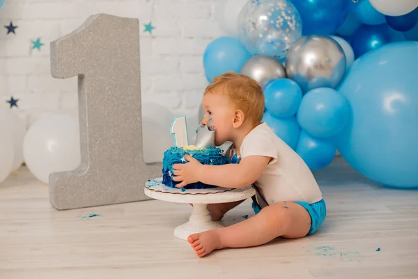 Menino Comendo Primeiro Esmagamento Bolo — Fotografia de Stock