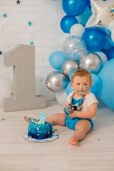 Menino Comendo Primeiro Esmagamento Bolo — Fotografia de Stock