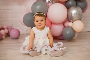 Kızlar için ilk doğum günü partisi. Pembe dekor