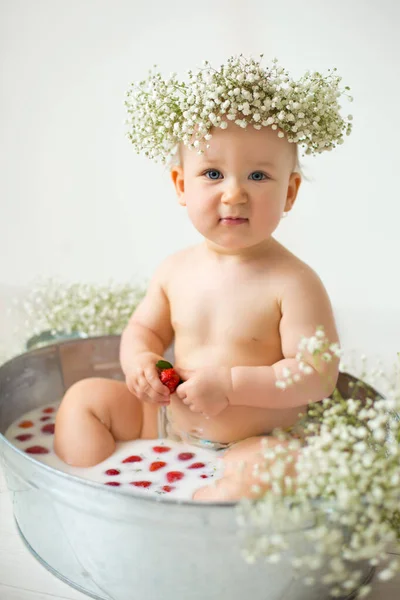 Baño Niña Con Fresa —  Fotos de Stock