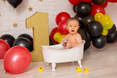 Mutlu gülüşler bebek banyo yaparken