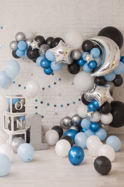 Oğlan için yıldızlı ve aylı doğum günü dekoru